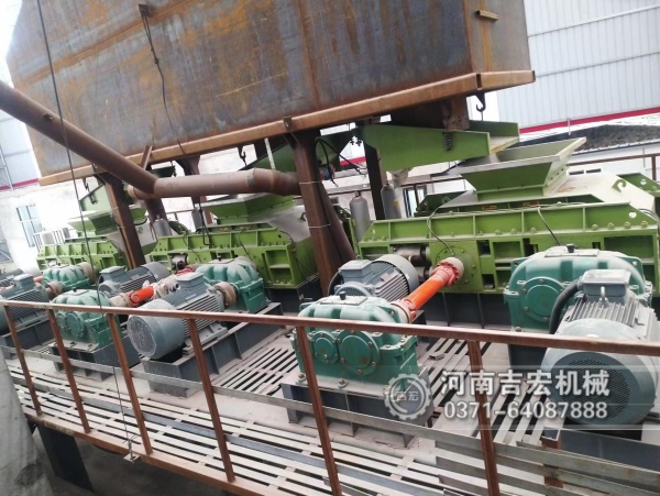 液壓對(duì)輥制砂機(jī)：高壓碾壓出料,打造高強(qiáng)混凝土專用精品砂!